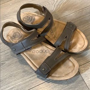 Khombu k-comfort size 8 in women